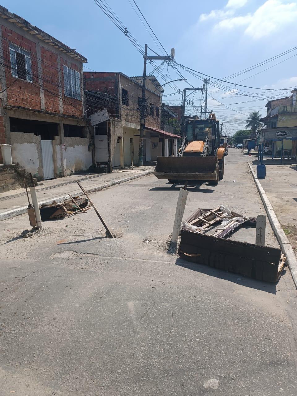 Batalhão de Mesquita retira 8 toneladas de barricadas dos acessos da Comunidade da Chatuba